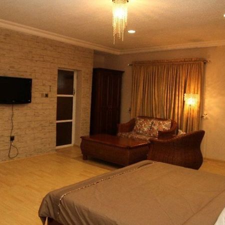Fryburg Suites Aliayabiagba Ngoại thất bức ảnh